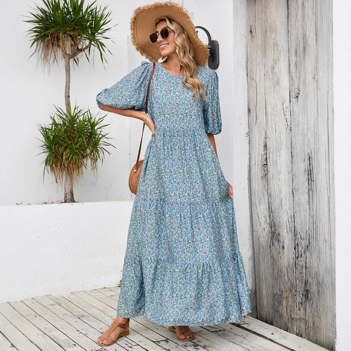 Maxi abito da donna con stampa floreale, azzurro. Vestito estivo boho chic per un look confortevole ed elegante.