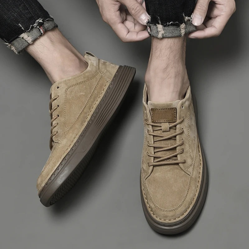 Sneakers uomo ammortizzate, vestibilità ampia per comfort superiore. Colori moda: beige, bianco, arancio.