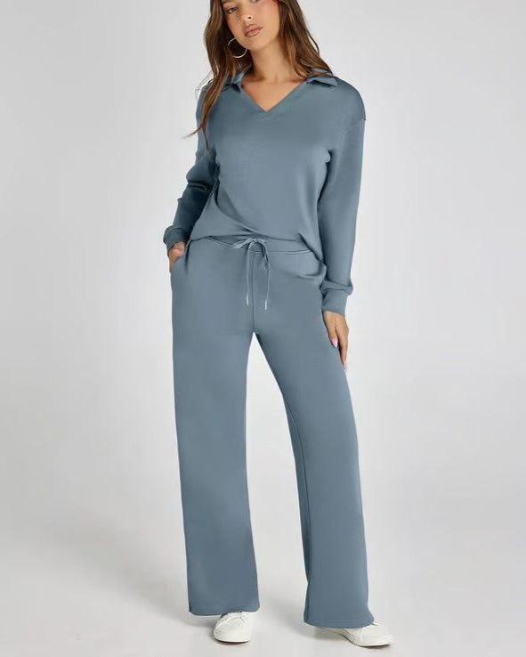 Set donna loungewear due pezzi: felpa scollo a V e pantaloni gamba larga comodi per relax.