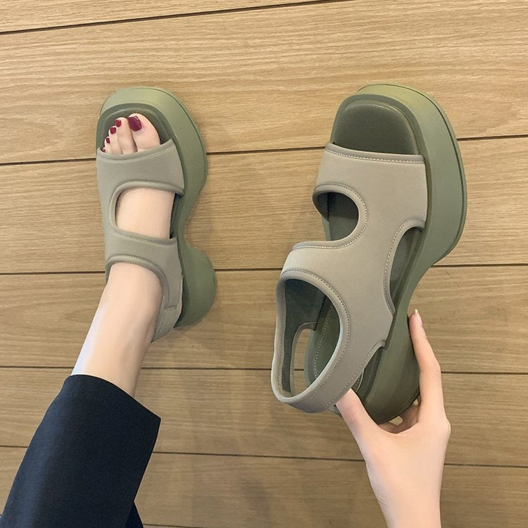 Sandali donna casual con zeppa, punta aperta e suola antiscivolo per massima stabilità. Calzature estive comode.