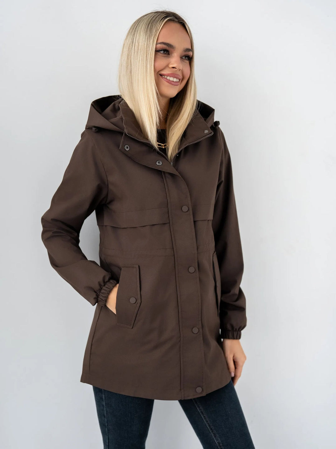 Abbigliamento donna: giacca sportiva casual con cappuccio, perfetta per comfort e look quotidiano.
