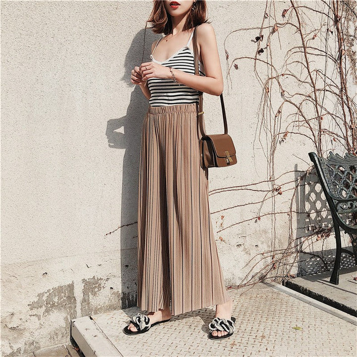 Moda donna: pantaloni cropped pieghettati con gamba larga. Perfetti per un outfit contemporaneo e chic.