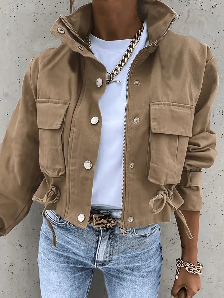 Giacca donna biker nera con collo alto, eleganza moderna per un tocco di stile urbano e casual.
