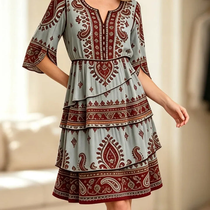 Moda femminile: abito midi bohémien con stampa etnica, volant e tessuto leggero per un look chic estivo.