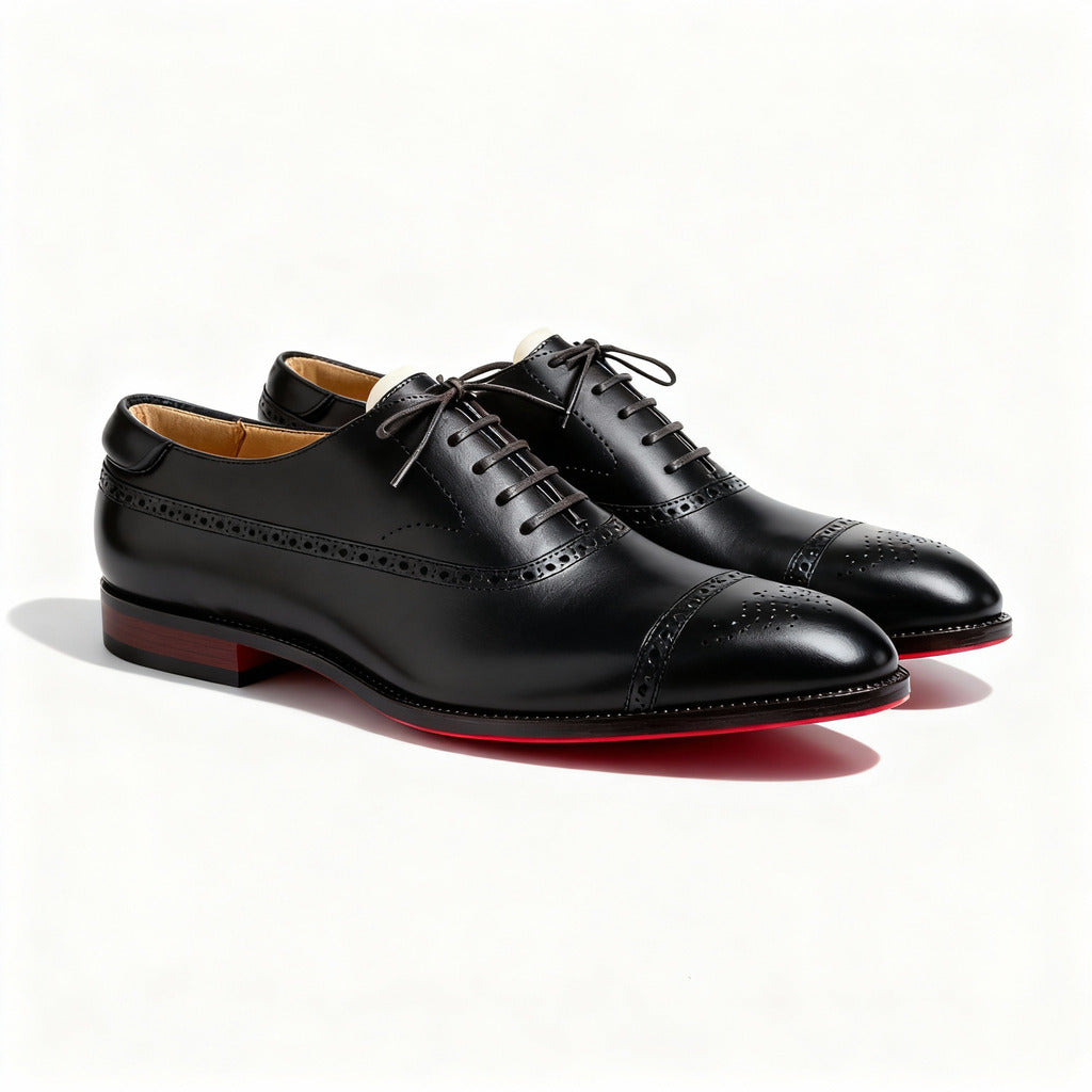 Dettaglio texture scarpe Brogue Oxford da uomo, design classico in pelle per un tocco raffinato.