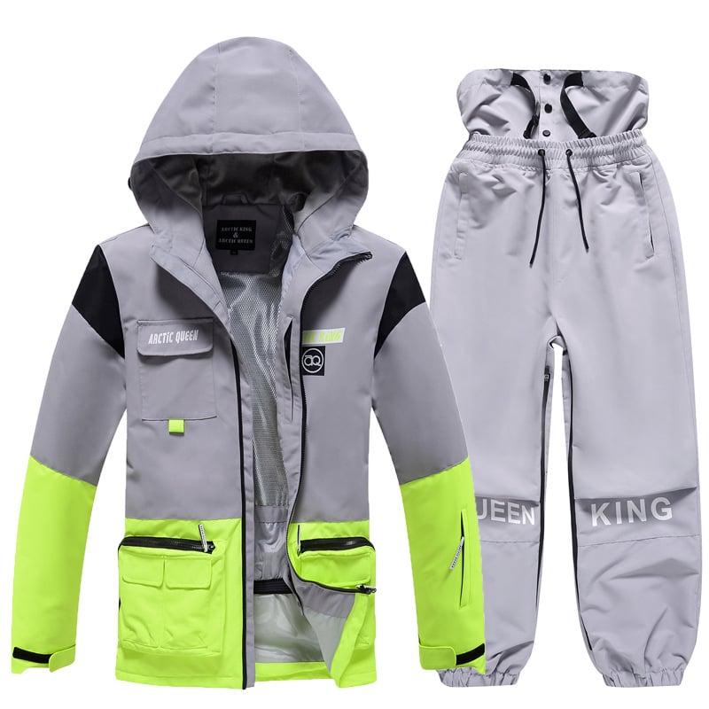 Completo invernale resistente per sci e snowboard, ideale per climi rigidi.