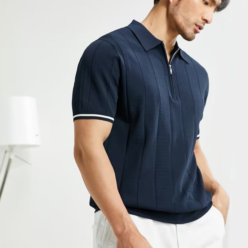 Polo blu scuro da uomo, maniche corte, stile estivo moderno con cerniera. Comfort e look casual.