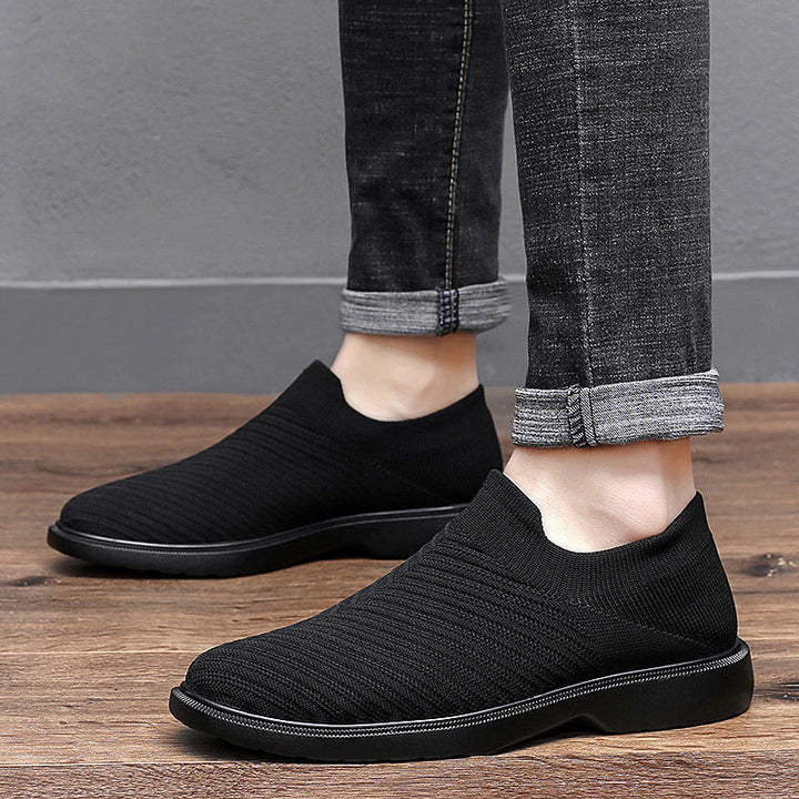 Calzature estive da uomo traspiranti nere, leggere con suola piatta, ideali per comfort e stile casual.