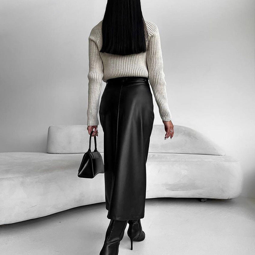 Gonna dritta nera elegante donna, versatile per abbigliamento da ufficio o look casual chic.