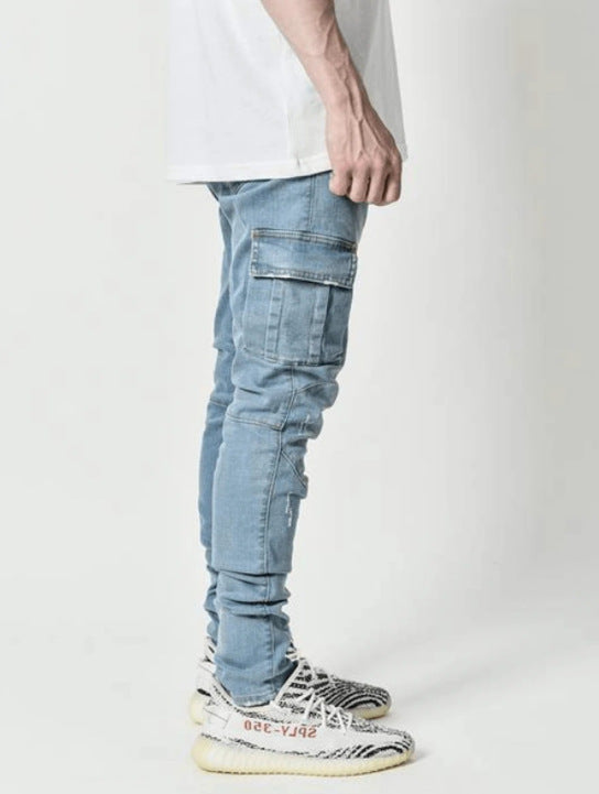 Pantalone cargo uomo slim fit in denim, ideale per abbigliamento maschile casual con tasche laterali.
