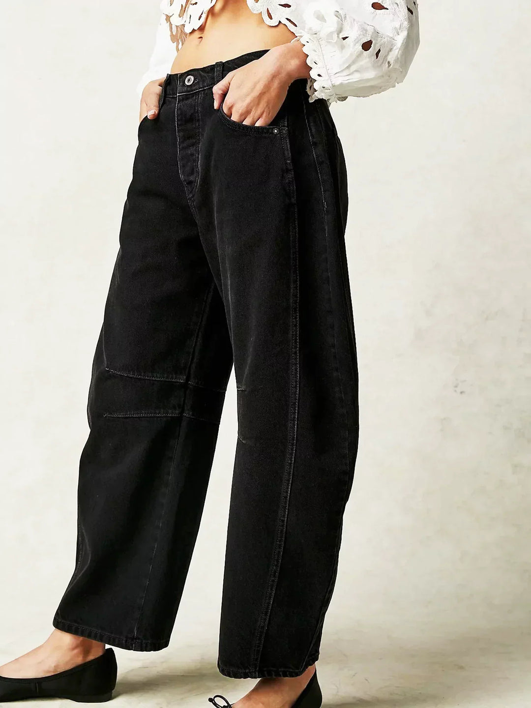 Jeans donna vita alta e gamba larga, un must-have elegante per la moda femminile e pantaloni comodi.
