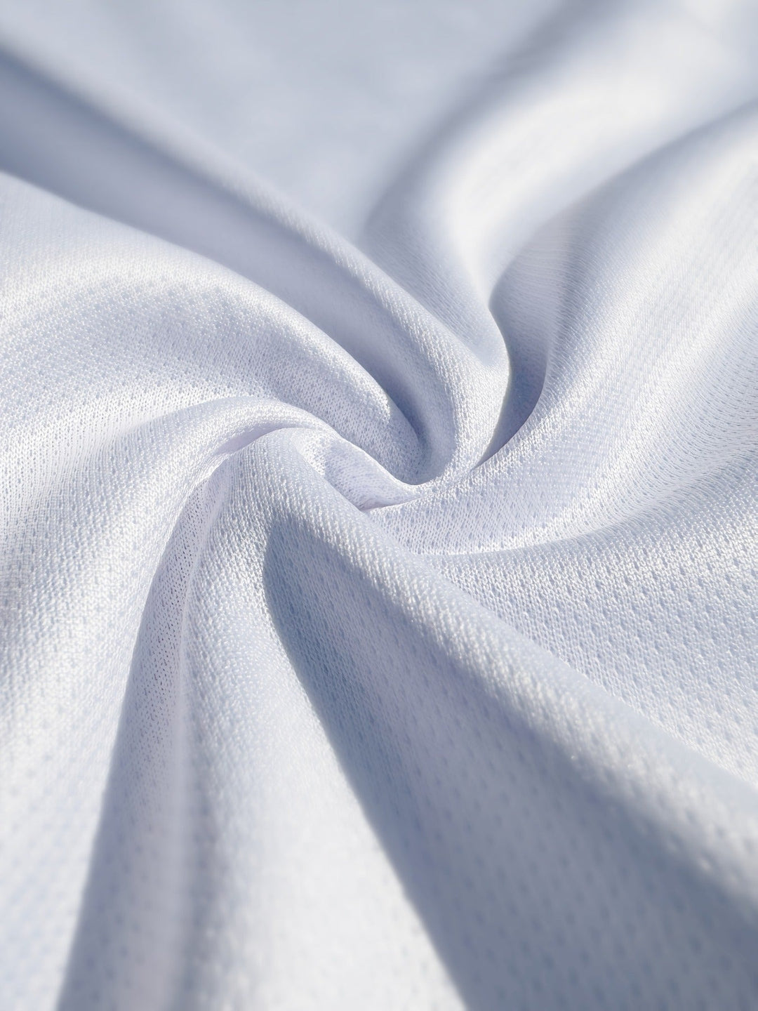 T-shirt da uomo versatile, girocollo, maniche corte. Perfetta per look casual quotidiani e moda estiva.