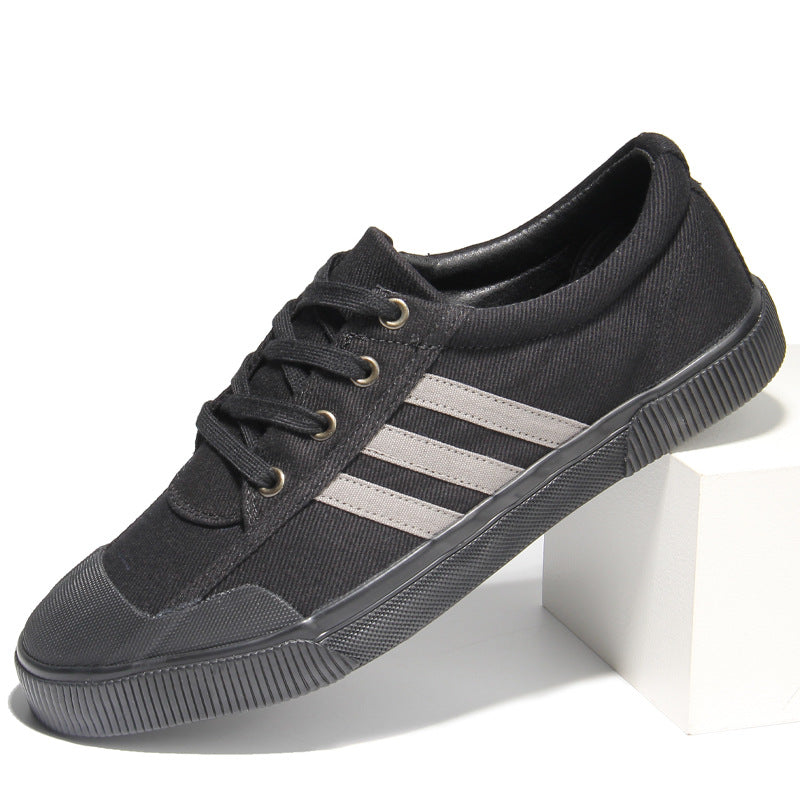 Un paio di sneakers basse da uomo, scarpe casual con lacci, comode e alla moda.