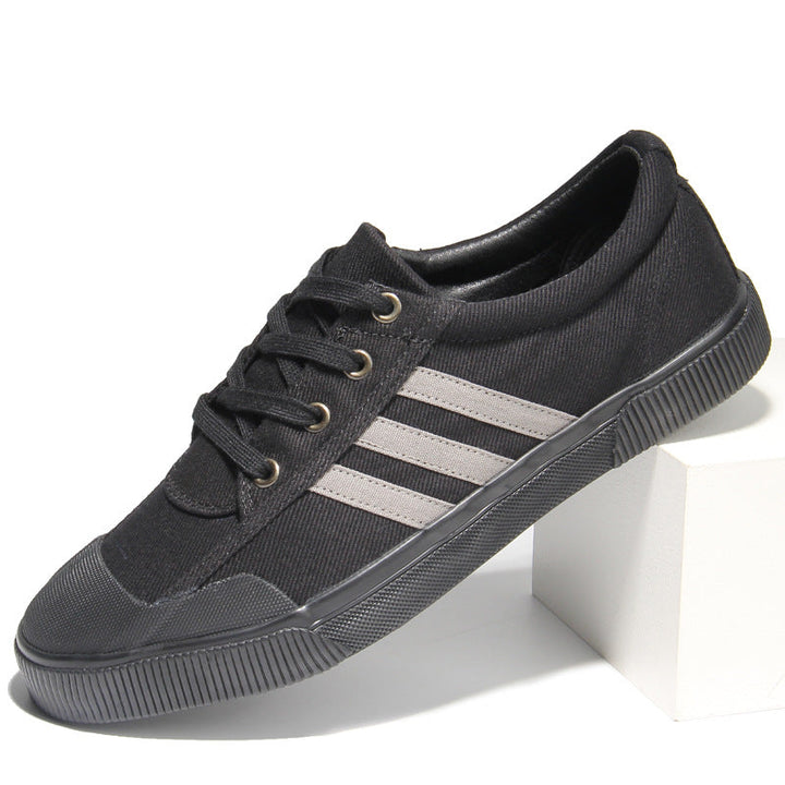 Un paio di sneakers basse da uomo, scarpe casual con lacci, comode e alla moda.