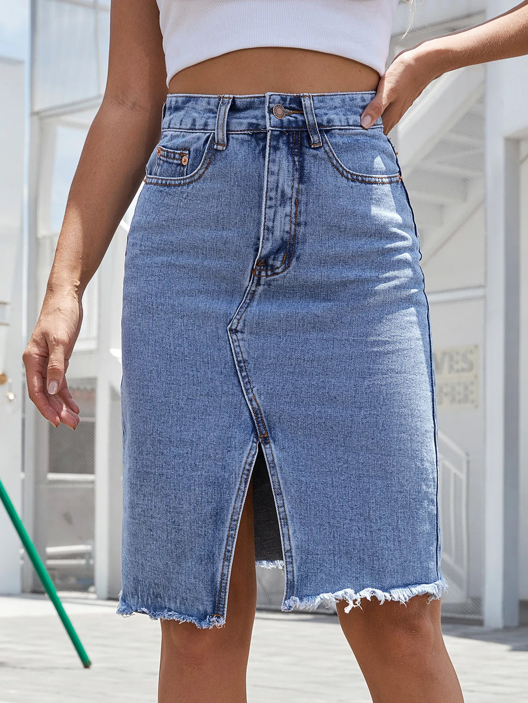 Gonna midi donna con spacco frontale. Stile elegante e casual chic, perfetta per un outfit versatile.