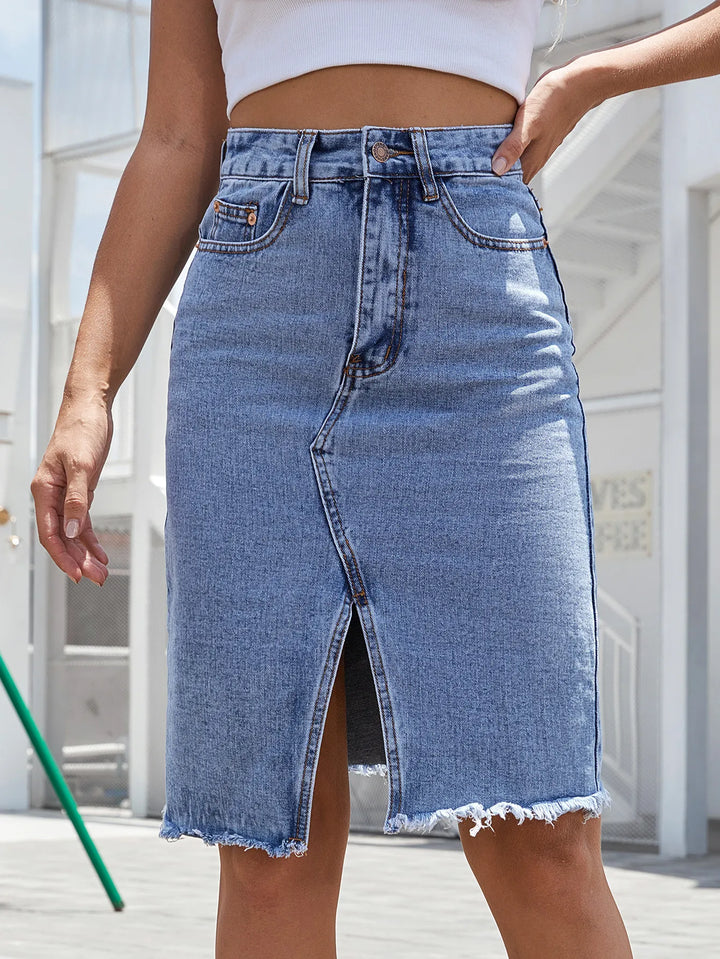 Gonna midi donna con spacco frontale. Stile elegante e casual chic, perfetta per un outfit versatile.