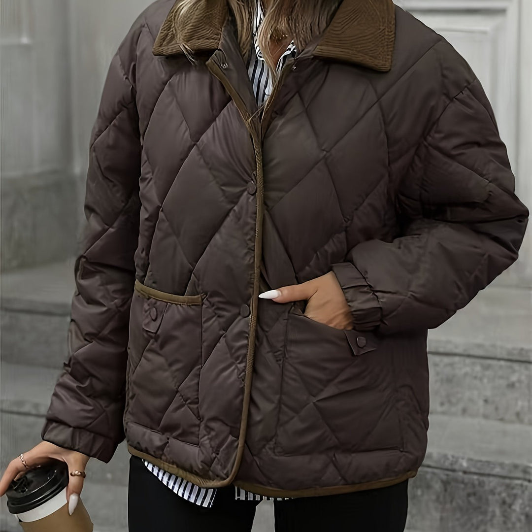 Giacca trapuntata donna marrone caffè con elegante collo a contrasto bianco, ideale per autunno e inverno.