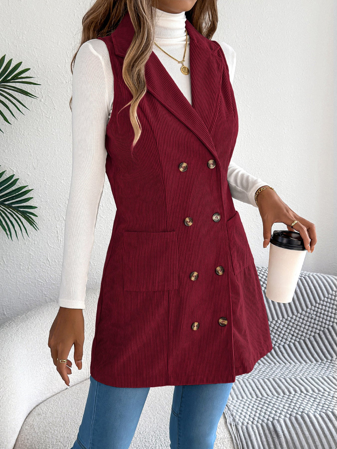 Gilet lungo moda donna, doppiopetto e con tasche, per outfit casual e raffinati.