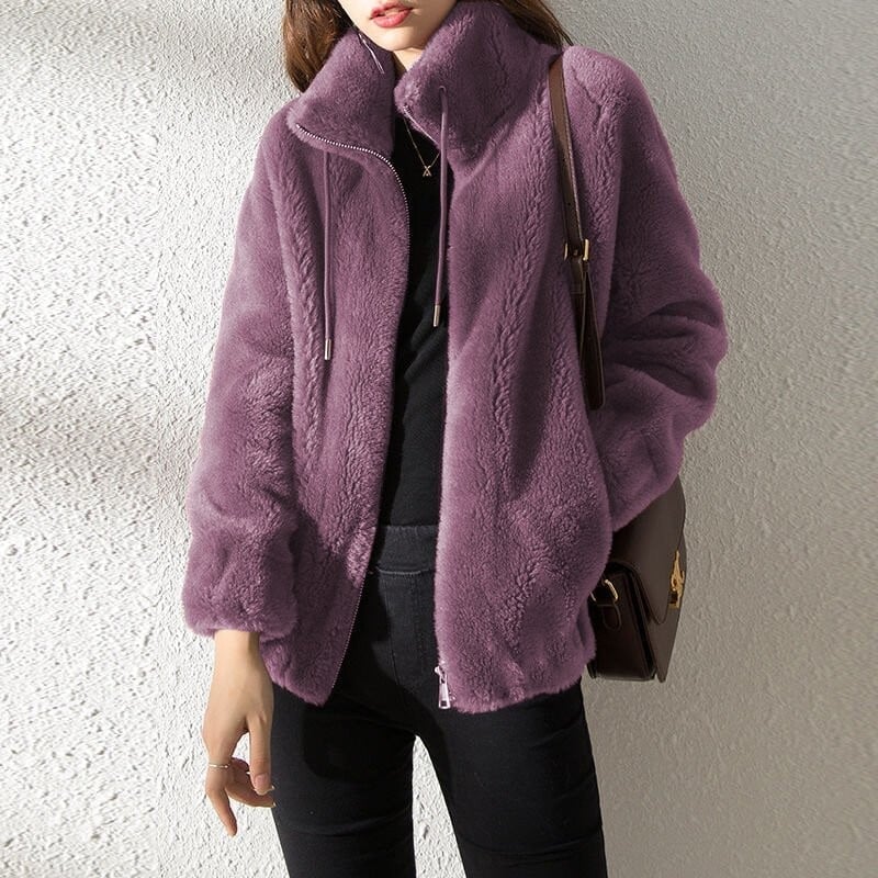 Donna sorridente con giacca in pile morbida e calda, ideale per look casual chic invernale. Stile e comfort.