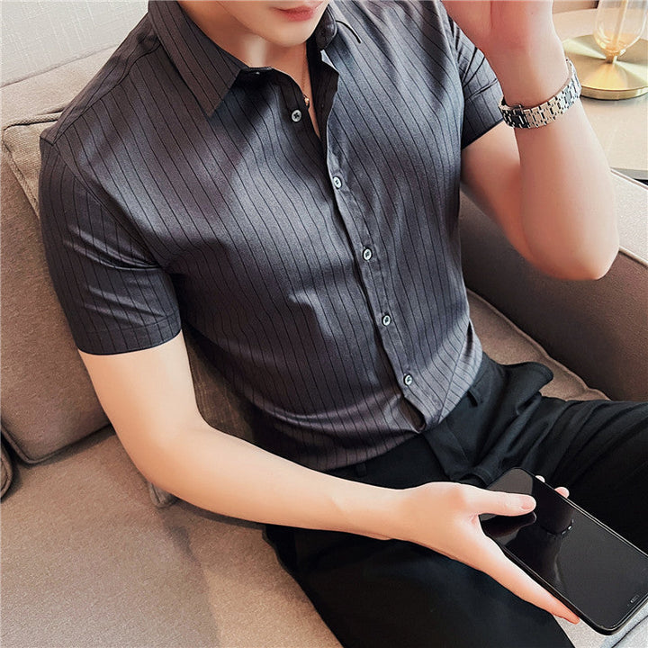 Camicia uomo a righe, maniche corte, design versatile per un look estivo da giorno o sera.
