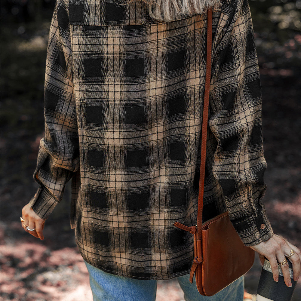 Camicia donna a quadri, manica lunga, stile casual e vestibilità ampia con tasche frontali. Ideale per comfort e stile.