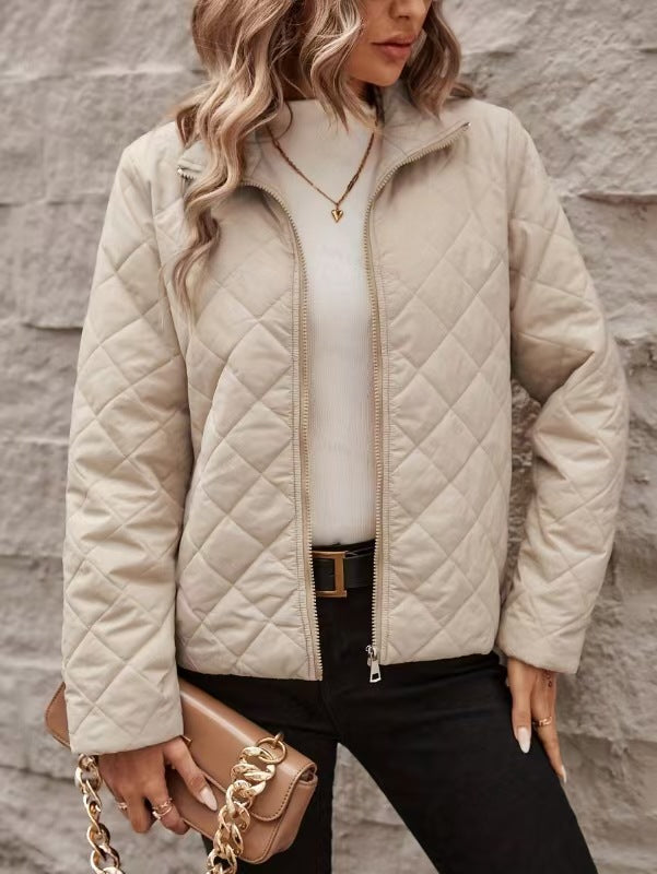 Cappotto donna comodo e chic con vestibilità ampia e motivo a diamante, adatto per abbigliamento femminile.
