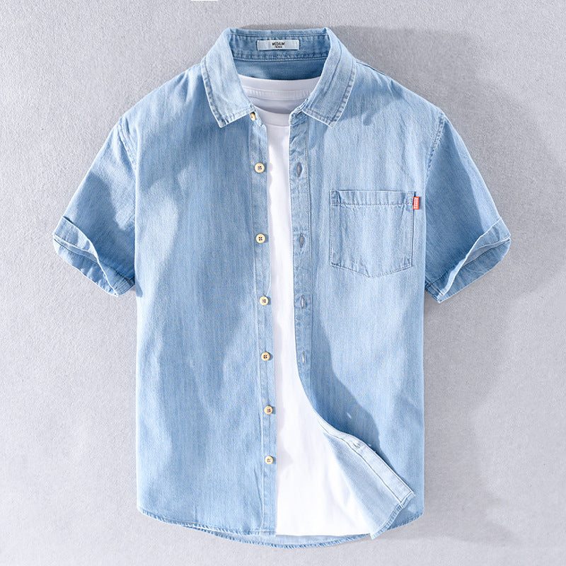 Camicia di jeans da uomo blu a maniche corte, stile casual estivo. Comoda e alla moda per la primavera estate.