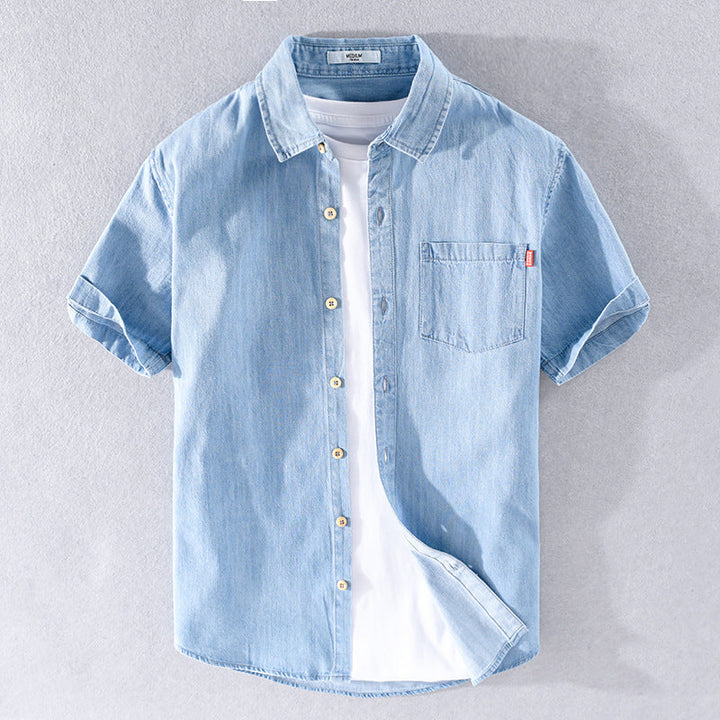 Camicia di jeans da uomo blu a maniche corte, stile casual estivo. Comoda e alla moda per la primavera estate.