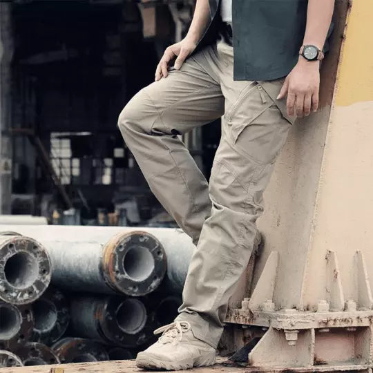 Uomo con pantaloni cargo per escursionismo, comodi e funzionali in ambiente naturale.