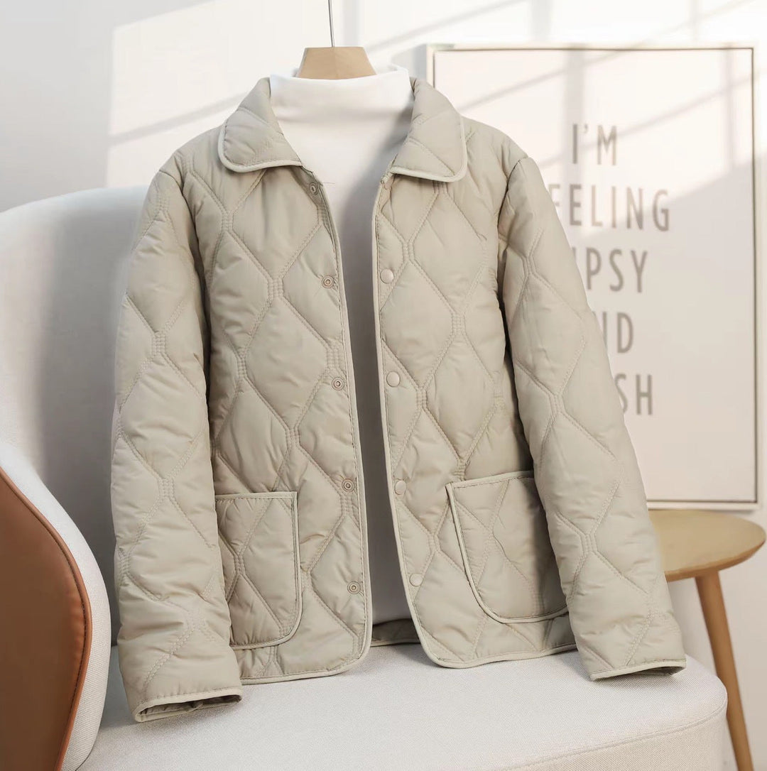 Giacca donna corta di tendenza, stile casual chic con revers e vestibilità morbida, perfetta per outerwear femminile.