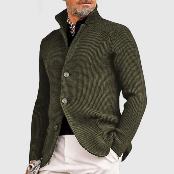 Tendenza uomo: Cardigan a collo alto con bottoni. Stile casual-elegante per l'autunno. Abbigliamento maschile.