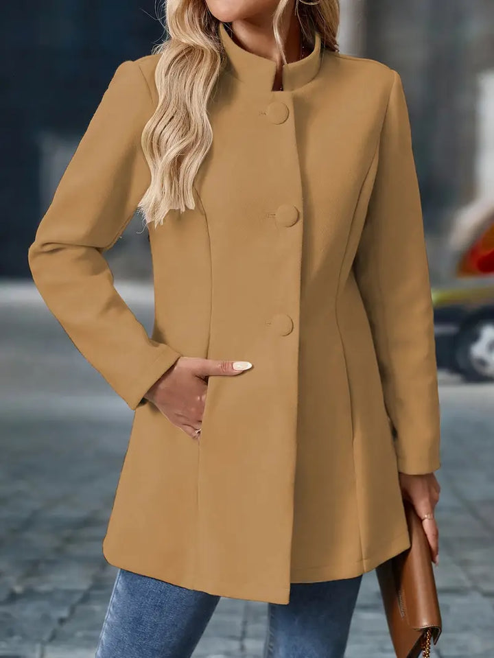 Cappotto midi nero con bottoni e collo alto. Cappotto invernale donna, abbigliamento elegante.
