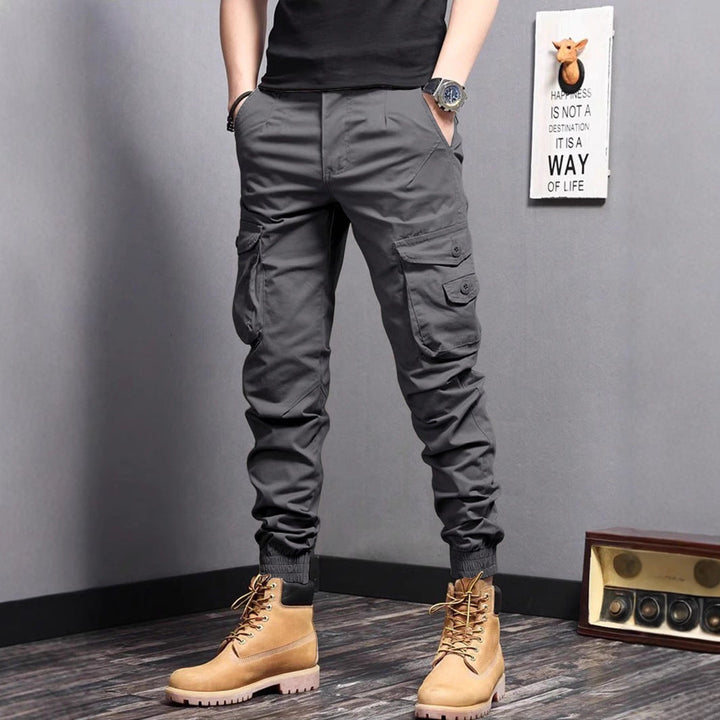 Pantaloni cargo uomo pratici per il lavoro, con coulisse, resistenti e dotati di numerose tasche.