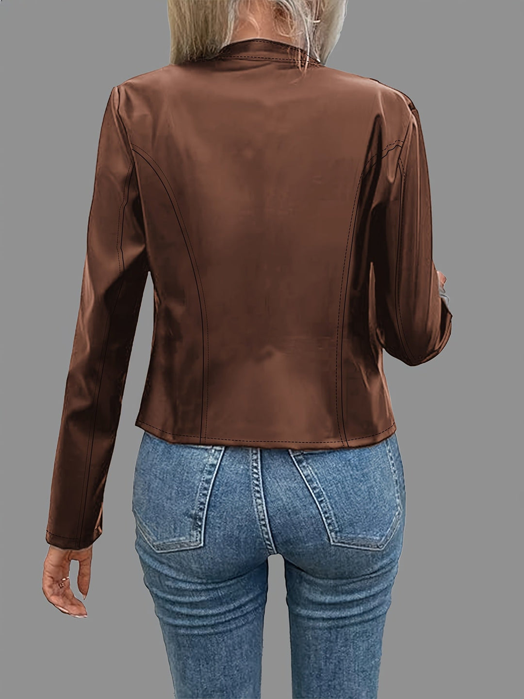 Giacca corta donna marrone a taglio vita, chiusura zip. Design moderno ed elegante, vestibilità slim.