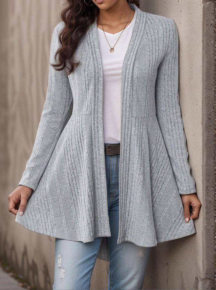 Cardigan donna a righe per lo stile quotidiano. Morbido, comodo e versatile abbigliamento autunnale.