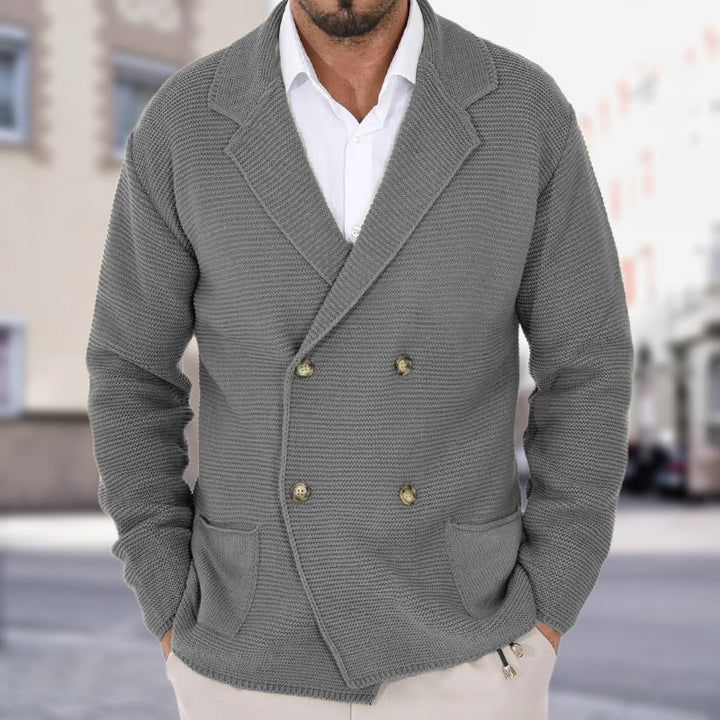 Cardigan uomo a maglia leggero, doppiopetto aderente, ideale per autunno/inverno e outfit maschili.