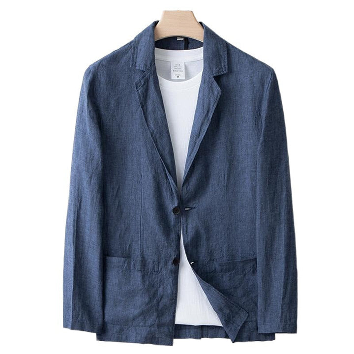Uomo indossa completo sciolto casual due pezzi con fibbia, mostrando comfort e versatilità per look autunnali.