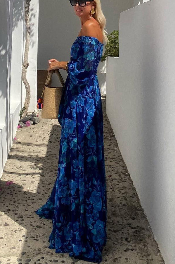 Vestito estivo lungo da donna con design a spalle scoperte e vibrante stampa floreale blu.
