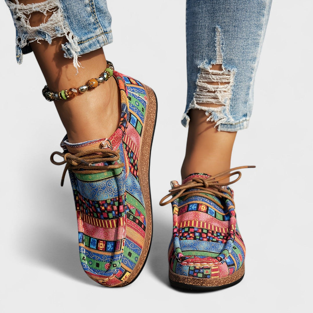 Donna che cammina con sneakers leggere e comode, scarpe colorate ideali per passeggio. Calzature ortopediche casual.