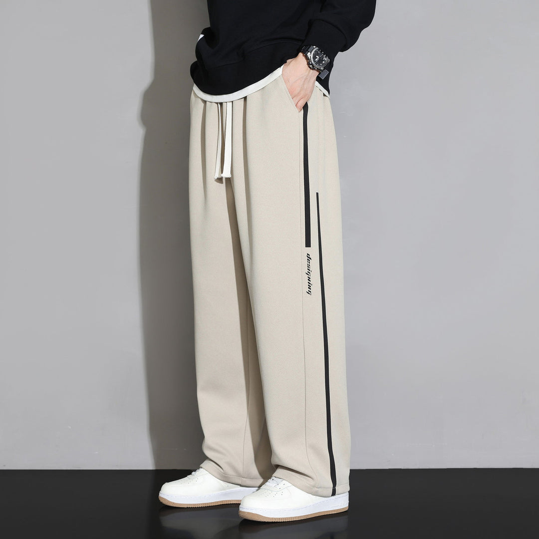 Pantaloni tuta uomo essenziali, taglio a gamba dritta per comfort e stile casual quotidiano.