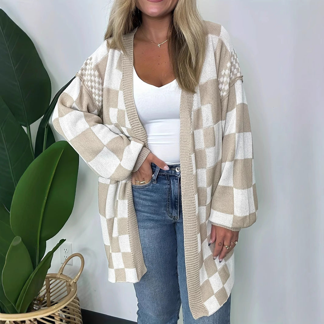Cardigan donna lungo in maglia, elegante fantasia a quadri a contrasto. Tonalità beige rosato, versatile.