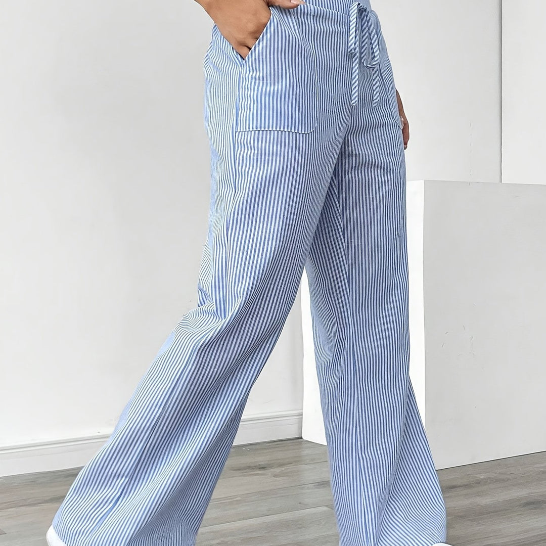 Pantaloni donna a righe verticali, vita alta e gamba larga, perfetti per un outfit casual e comodo.