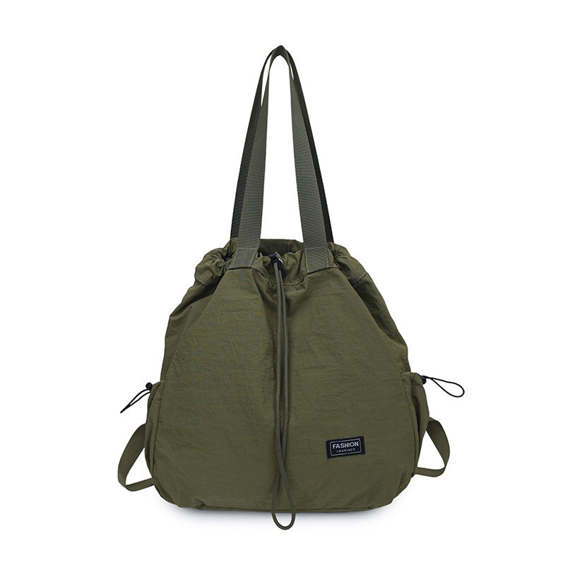 Pratico zaino donna leggero in nylon con cordino regolabile, perfetto per viaggi e uso casual quotidiano.