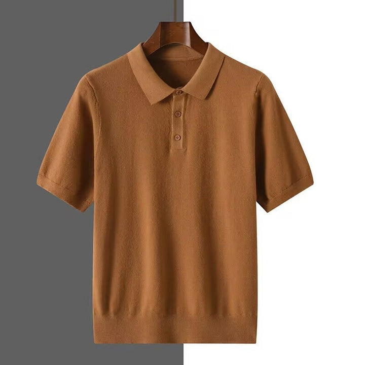 Primo piano di una polo uomo a manica corta bianca, tessuto morbido e design essenziale per look versatili.