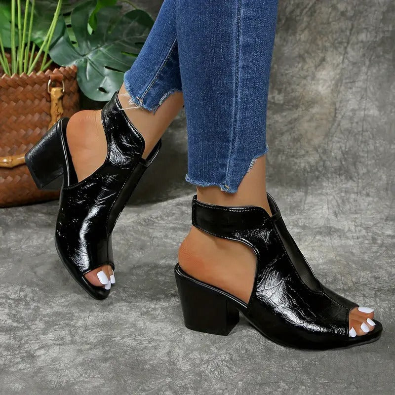 Eleganti sandali donna neri lucidi slip-on con tacco compensato e punta aperta, perfetti per comfort estivo.