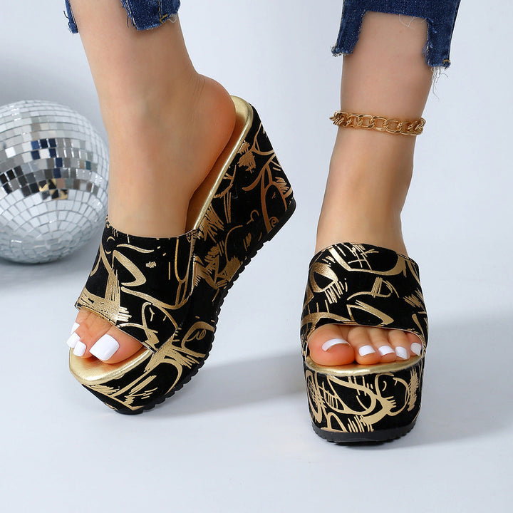 Pantofole donna con zeppa di tendenza, per un'estate all'insegna del comfort e della moda, facili da indossare.
