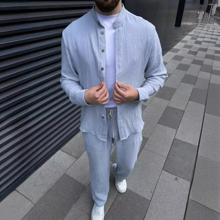 Set 2 pezzi uomo elegante e casual: camicia a maniche lunghe e pantaloni cropped. Abbigliamento coordinato moda.