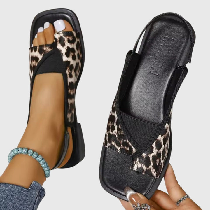 Essenziali sandali bassi slingback da donna, perfetti per un'estate comoda e uno stile casual senza sforzo.