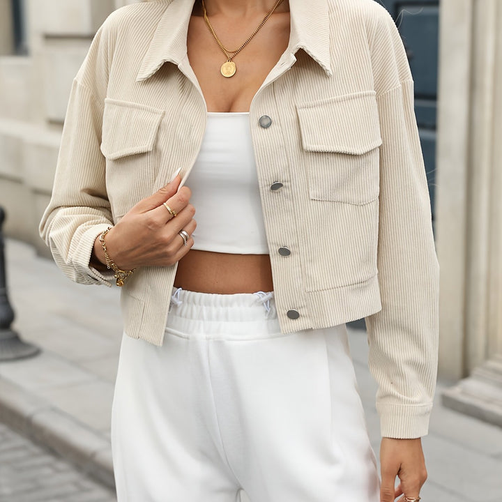 Giacca corta da donna per autunno inverno, design casual chic, con colletto e bottoni.