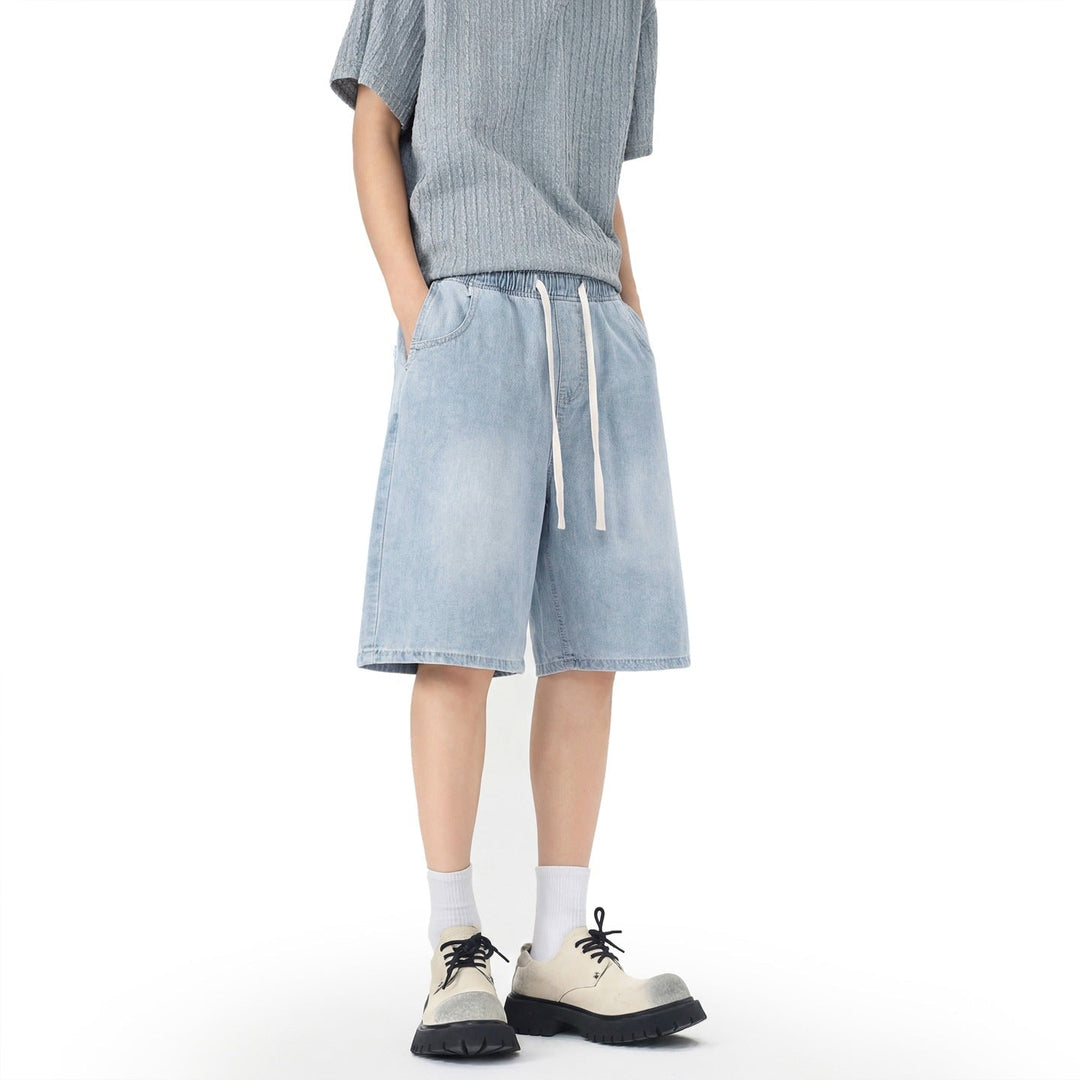 Shorts blu cielo da uomo, gamba dritta e vita elasticizzata. Perfetti per un look casual estivo.